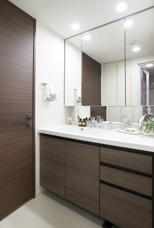 Directions to the model room (a word from the person in charge)