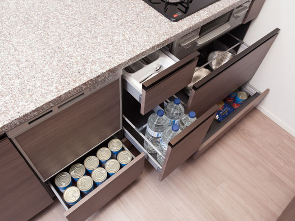 Kitchen.  [Kitchen counter lower receiving] Kitchens bottom, Abundantly installed and out easily sliding storage. It has adopted a soft close function to close quietly.