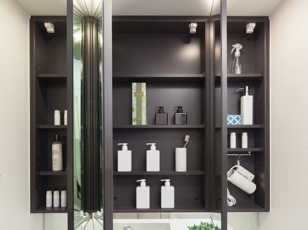 Bathing-wash room.  [Three-sided mirror back storage] The storage space provided on the back surface of the three-sided mirror, It is convenient to organize, such as cosmetics.