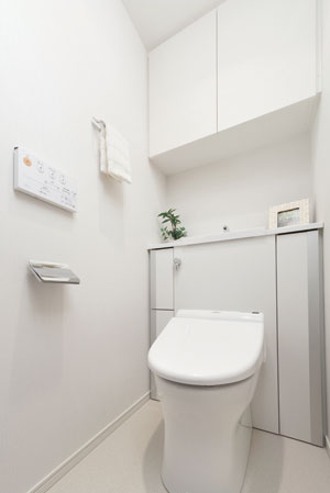 Bathing-wash room.  [Water-saving toilet system] Adopted with a water-saving toilet Washlet. In addition to the height of the water-saving performance to reduce the quantity of cleaning water, Care in the dirt is likely to fall hard to luck "Sefi on Detect" is also easy.