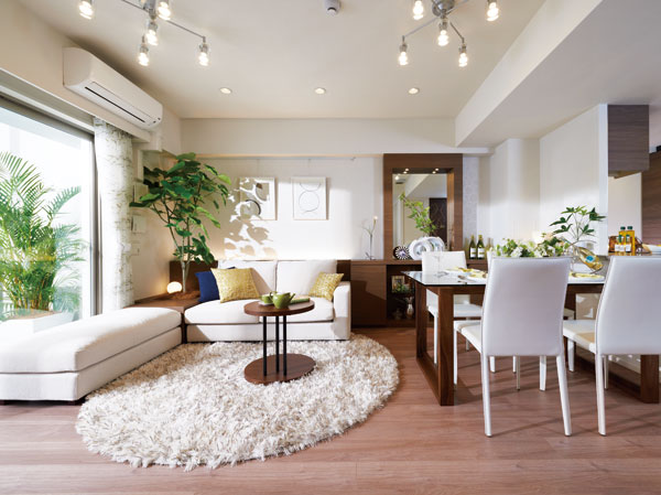 Living.  [living ・ dining]  ※ Published photograph of, Model room: those who (F type menu plan) shooting (August 2013), Air conditioning ・ Fixtures furniture ・ illumination ・ Small breeds ・ furniture ・ Furniture etc. are not included in the sale price.