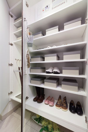 Interior.  [Shoe box] Boots and adjust the shelves also neat storage. The Tobiraura is equipped with wire net, which is multiplied by the small.