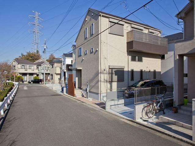 Local photos, including front road. Front road photo