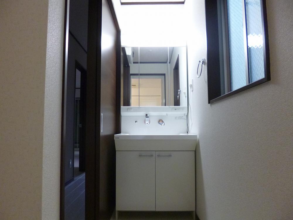 Wash basin, toilet. Wash basin