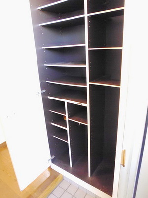 Entrance. ☆ Cupboard full ☆