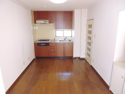 Living and room. ☆ There is a window in the kitchen ☆