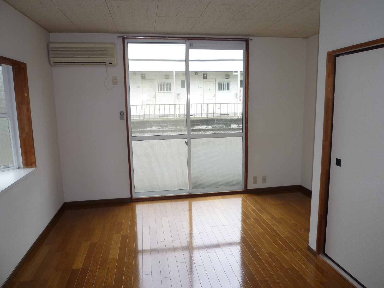 Living and room. ☆ Western is a 7-quires the main space of ☆