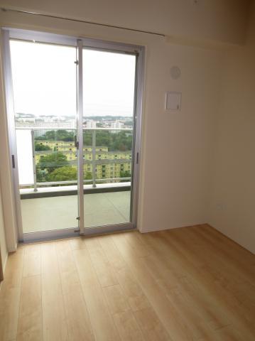 Non-living room. The south side is the living room next to about 5.0 Pledge of Western-style.