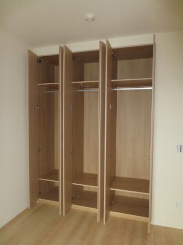 Receipt. It is a closet that is on the south side about 5.0 Pledge of Western-style.