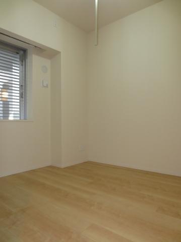 Non-living room. North is about 4.5 Pledge of Western-style.