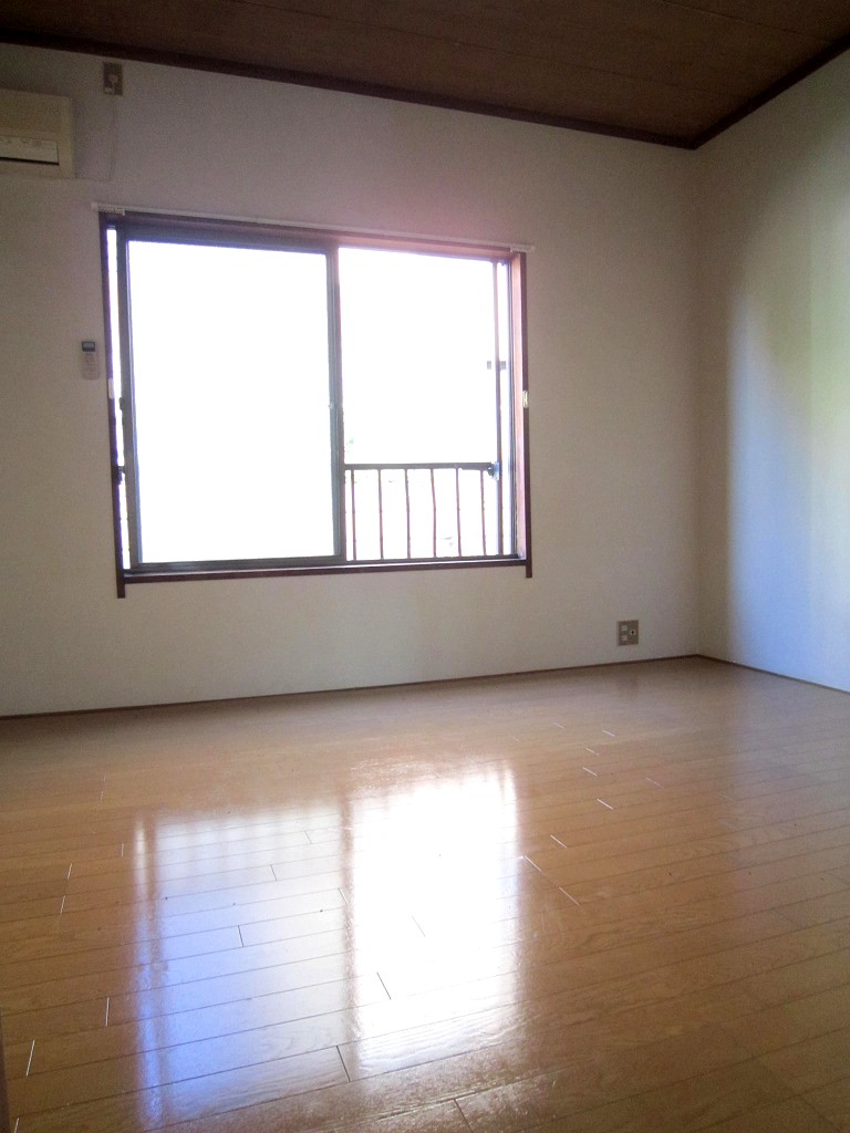 Living and room. All rooms are flooring