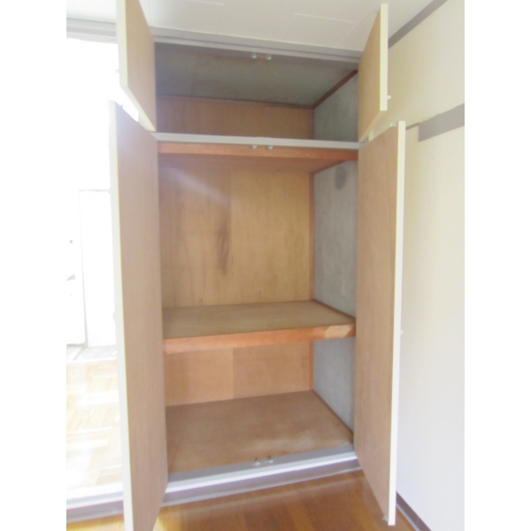 Receipt. There until the upper closet storage. There is a surprisingly depth.