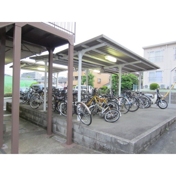 Other common areas. Parking Space Available. I am happy with roof. Bike is possible consultation.