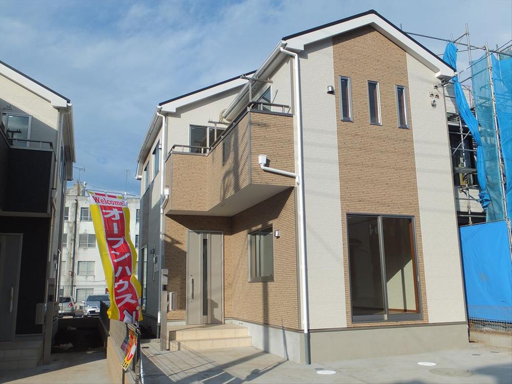 Local appearance photo. Local (11 May 2013) Shooting