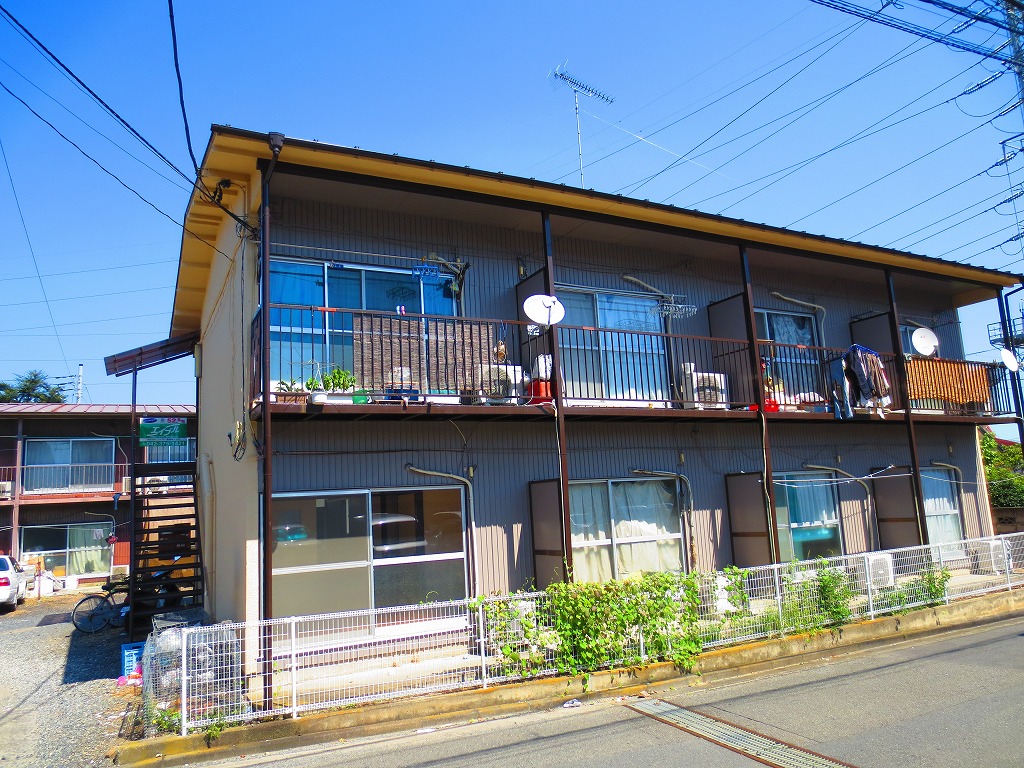 Building appearance. Flat course to the station