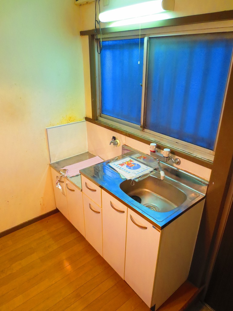 Kitchen. 2-neck is a gas stove can be installed