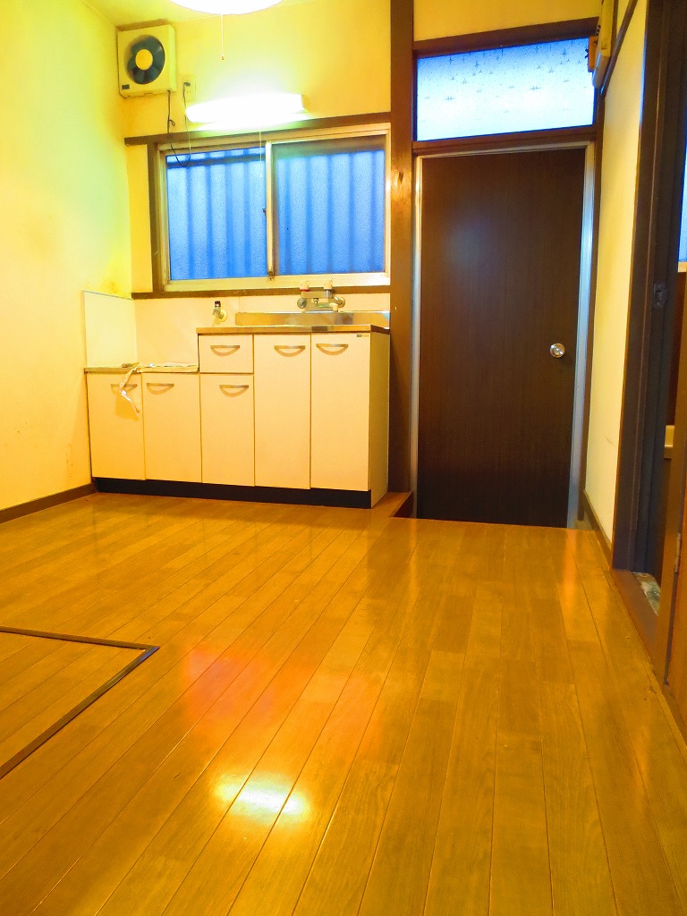 Kitchen. Also put down pat loose cupboard