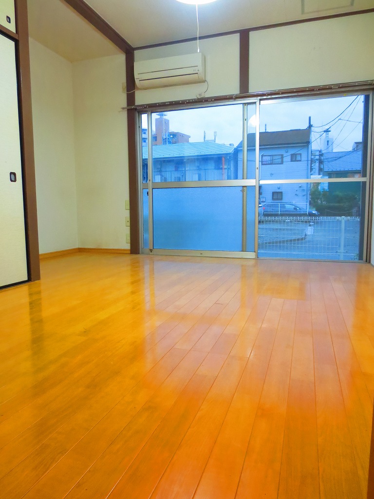 Living and room. Loose 7 quires type