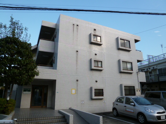 Building appearance. Entrance side