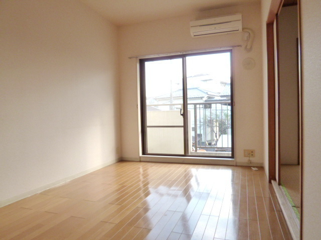 Other room space. Bright Western-style