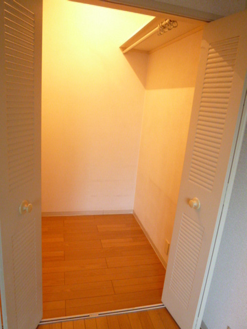 Receipt. Walk-in closet