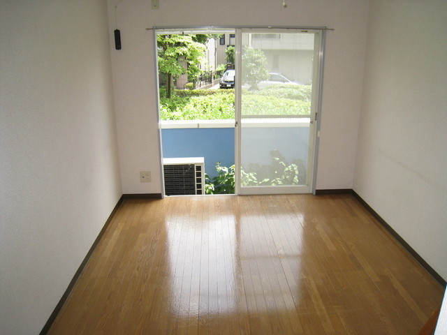 Other room space. Bright Western-style