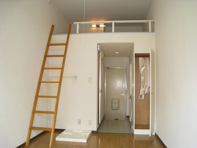 Living and room. Lofted 1R