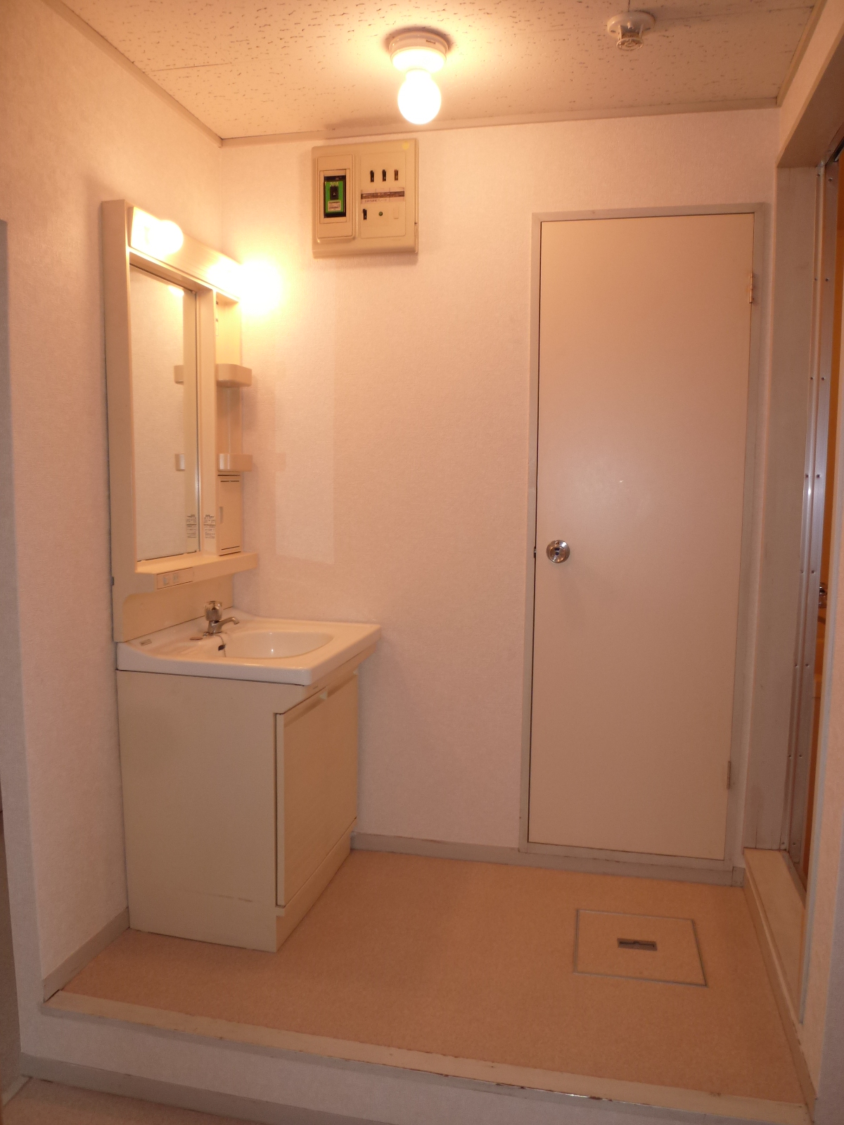 Washroom. Independent wash basin!