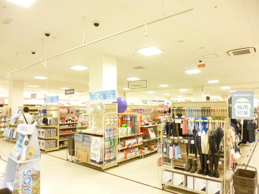 Home center. Deco Home Cross Garden Tama store (hardware store) to 794m