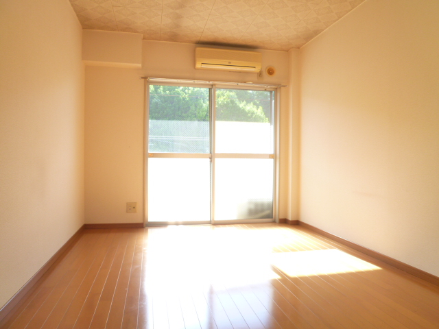 Living and room. Views are as good per sun in the west-facing top floor