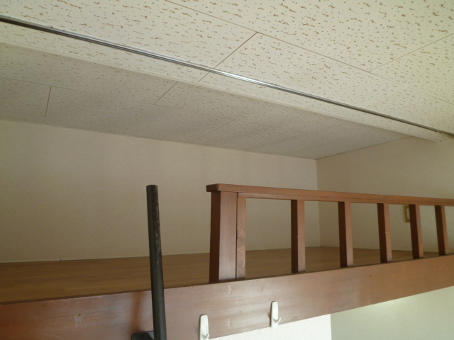 Other room space. Spacious loft space