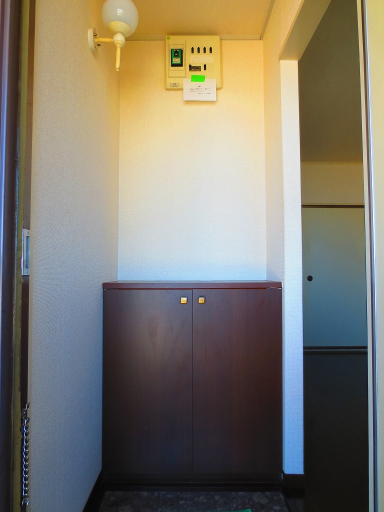 Entrance. Shoes is with a box ☆