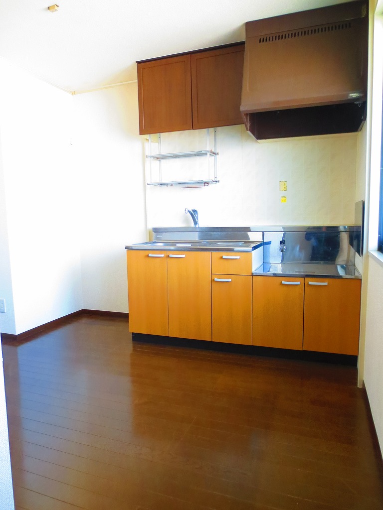 Kitchen. Dining is also bright ☆