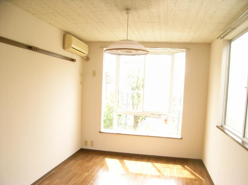 Living and room. Day ・ Ventilation is good