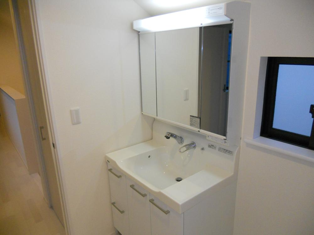 Wash basin, toilet. Indoor (11 May 2013) Shooting