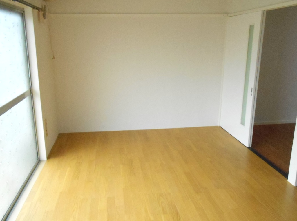 Living and room. South-facing Western-style 6 Pledge