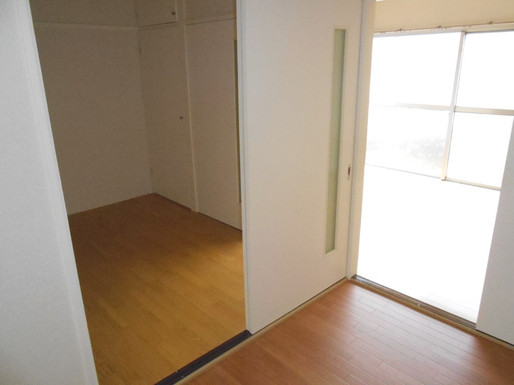 Living and room. Western-style 4.5 Pledge flooring ・ Storage (hammer)