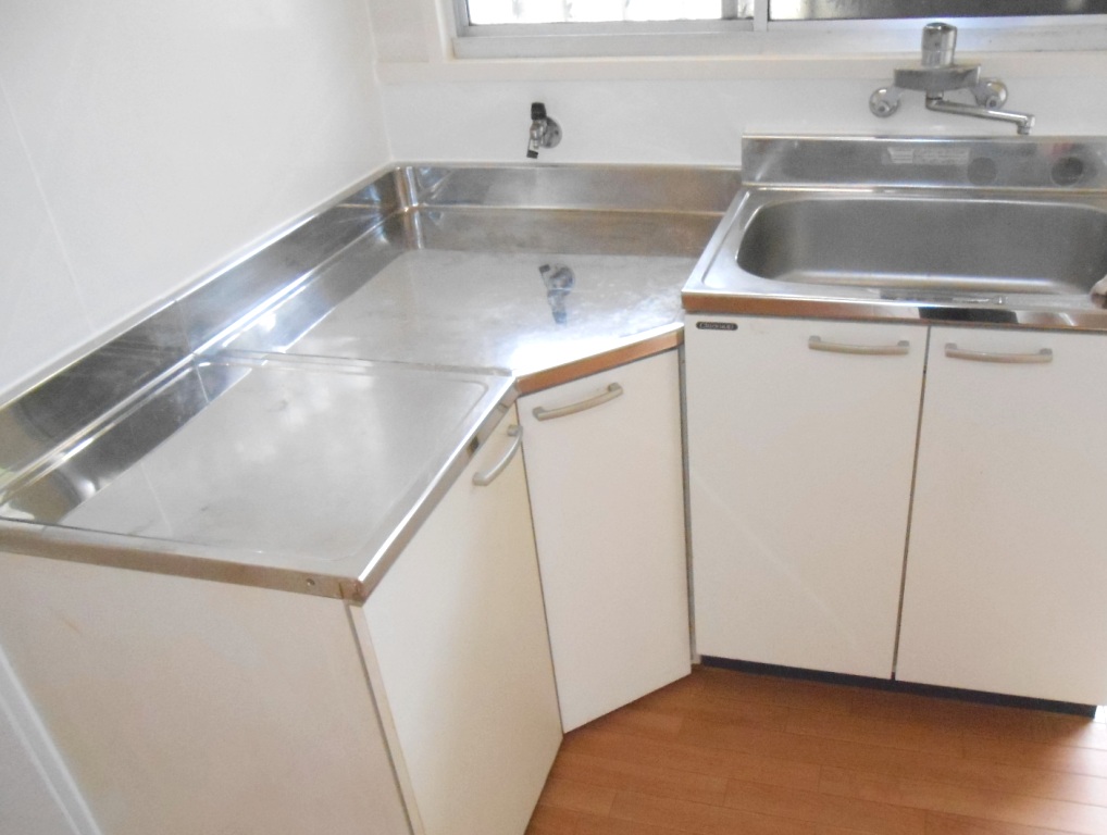 Kitchen. L-shaped kitchen Two-burner gas stove installation Allowed