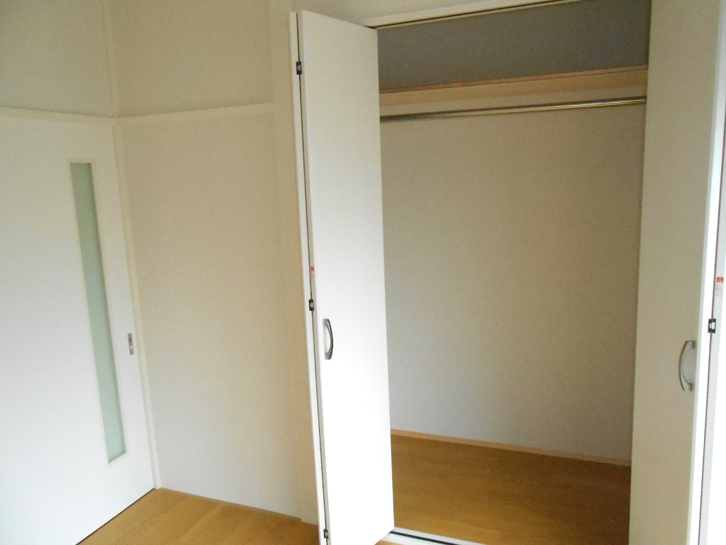 Receipt. Closet (There is one between the amount closet)