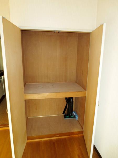 Receipt. Western-style is 6 Pledge of closet. Storage capacity is there enough.