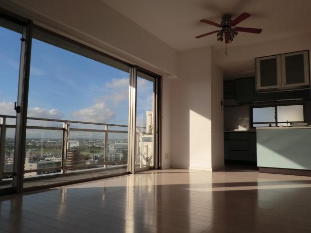 Living. Upstairs there is no! ! Please enjoy the view from the 14th floor! !