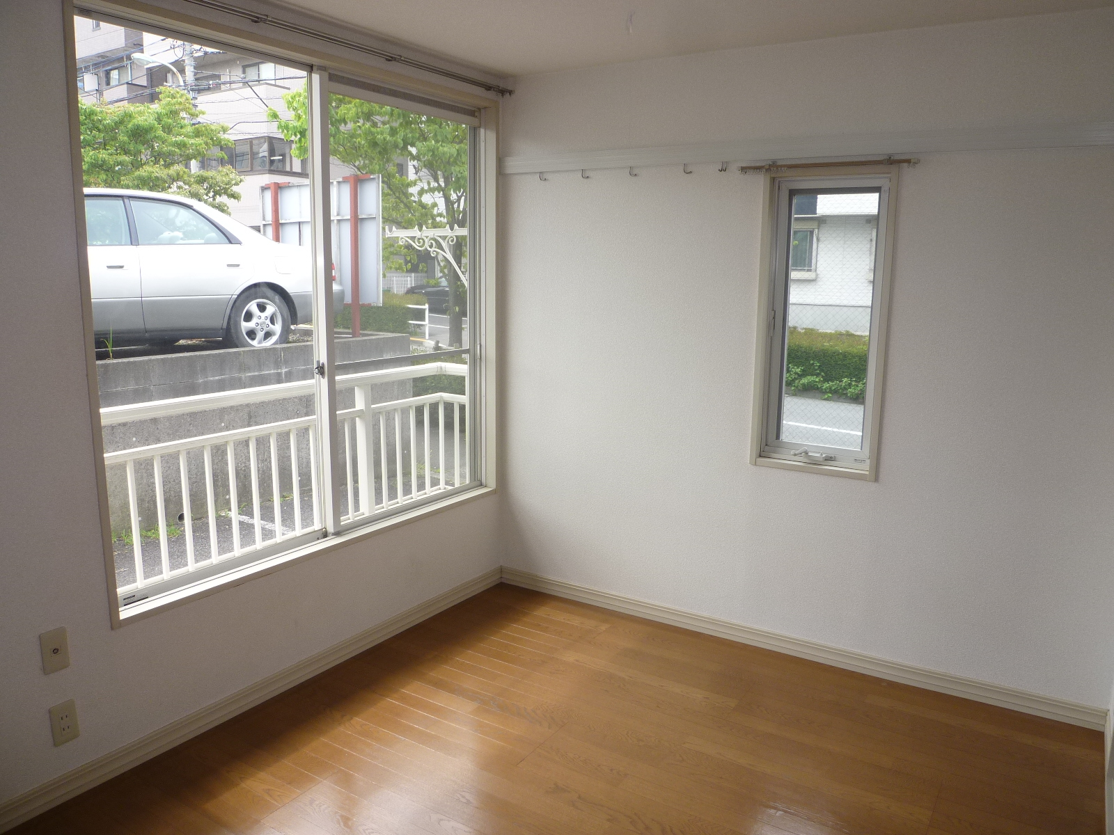 Living and room. The corner rooms have windows to the lateral wall! (On-site checks ・ Current Status BASIS)