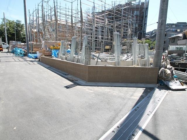 Local photos, including front road. Contact road situation