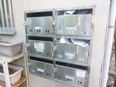 Other common areas. There is set post