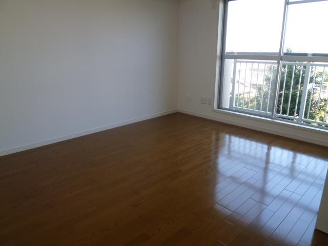 Non-living room. 6.5 Pledge Western-style north