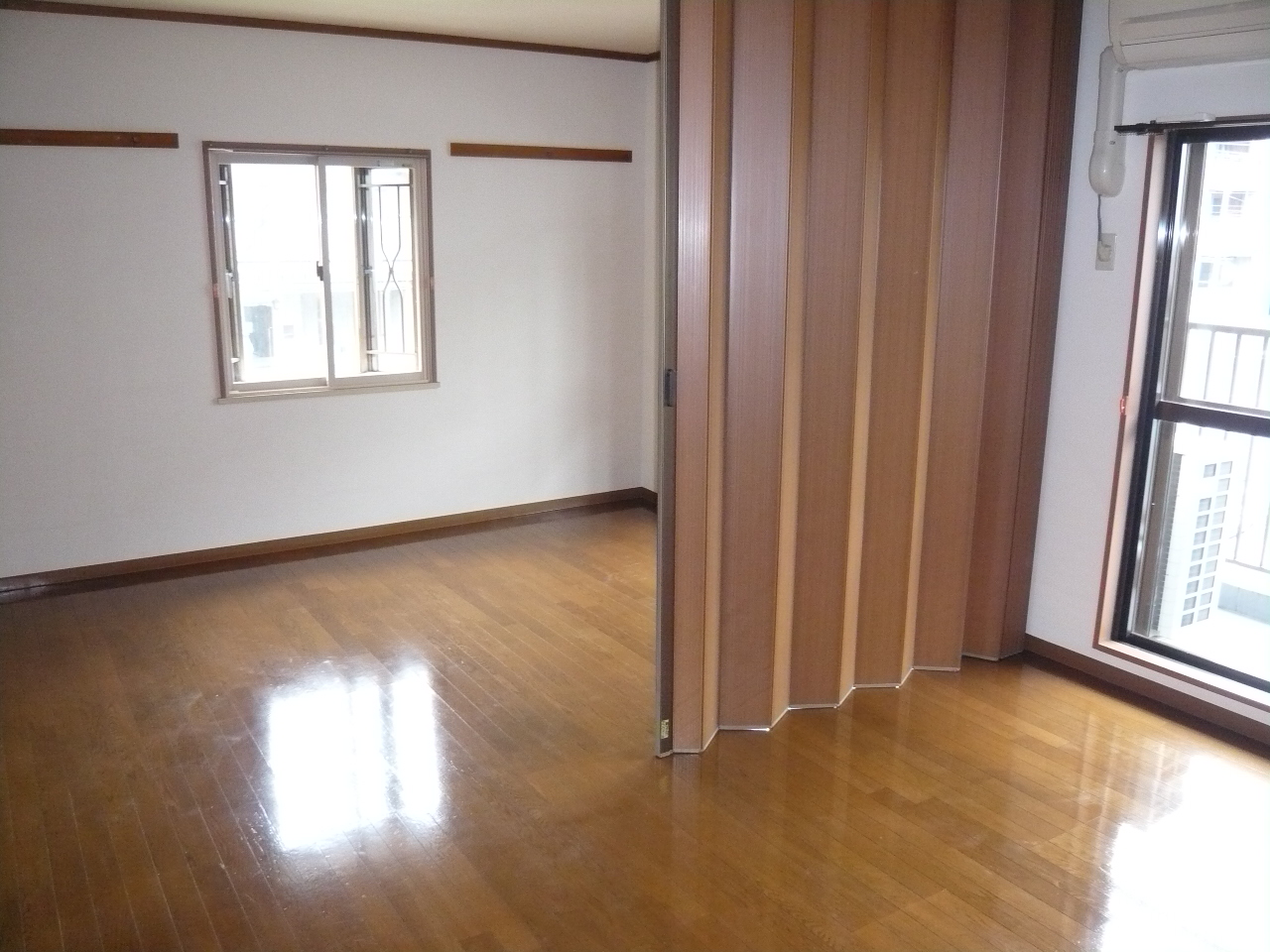 Other. There are accordion curtain in the middle