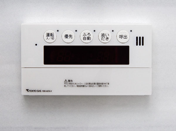 Bathing-wash room.  [Full Otobasu] Hot water-covered from the hot water temperature setting, Keep warm, Hot water plus, Full Otobasu that can be easily operated to the reheating. It is convenient to the family out of the difference in the life time.