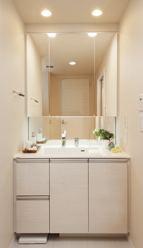 Bathing-wash room.  [Powder Room] Repels dirt, Strong to scratch, Adopt a basin counter using an organic glass-based new material. In addition to the entire mirror, Subjected to anti-fog processing of the coating, The bath also mirror the clear. In one corner of the powder room, It has established a convenient linen warehouse for storage, such as a towel.