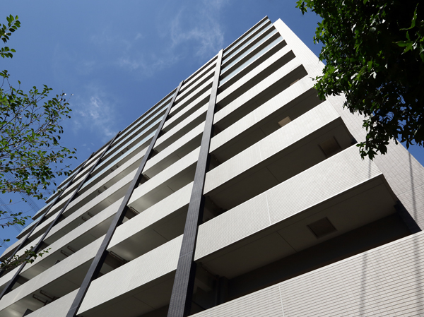 Buildings and facilities. Be born in a peaceful land that hide the bustle and the clear distinction of the city, "Casale Tama Center". By applying a functional dwelling unit placement, Set the all units in the southeast. It has achieved an open living space. (Appearance completed photo)