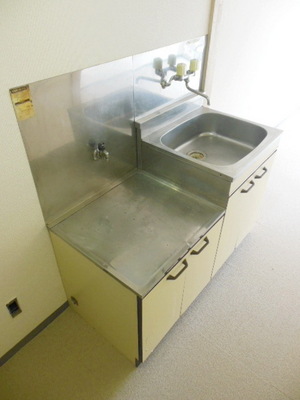 Kitchen. Gas stove 2 burners installed Allowed